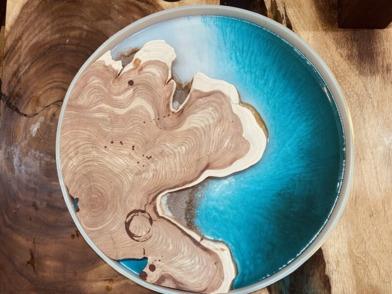 地中海の穏やかな海をイメージしたブルーグリーンのレジンと木目が溶け合うレジンテーブル