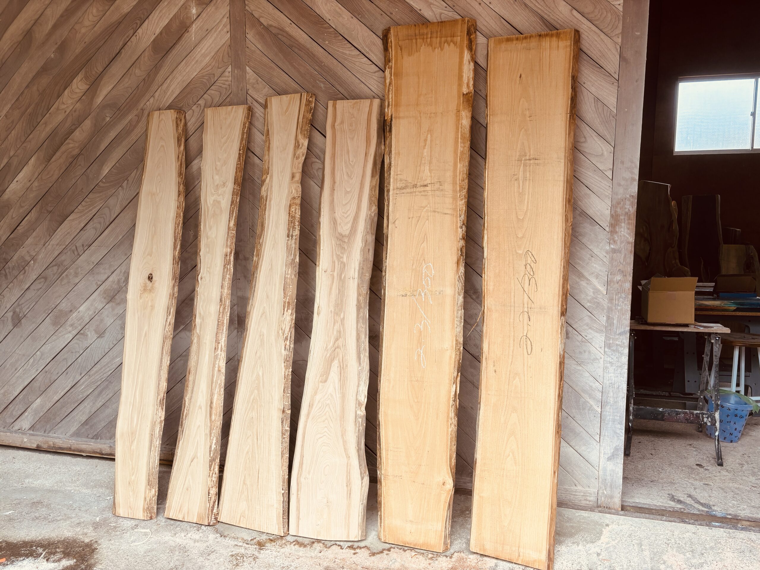 チェスナット（クリ・栗）の両耳付き一枚板を6枚仕入れた様子。幅300〜400mm、長さ2200〜2400mmの素材が並ぶ