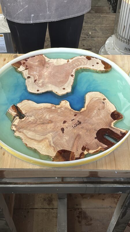 淡いグリーンから深いブルーへと変化する宮古ブルーのレジンが広がるレジンテーブル