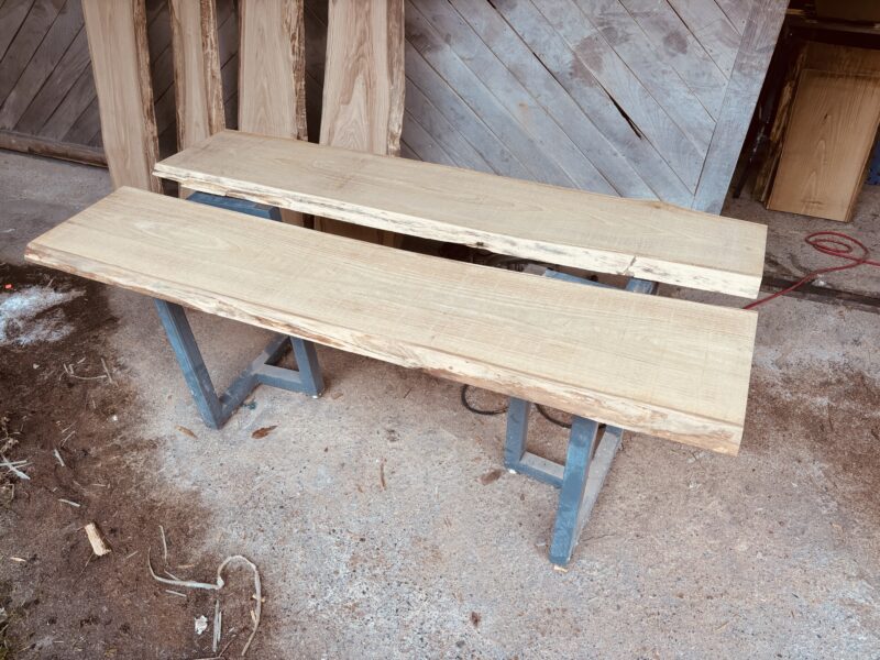 チェスナット一枚板をレジンテーブル用に2枚並べ、センターにレジンを入れる想定で配置した状態