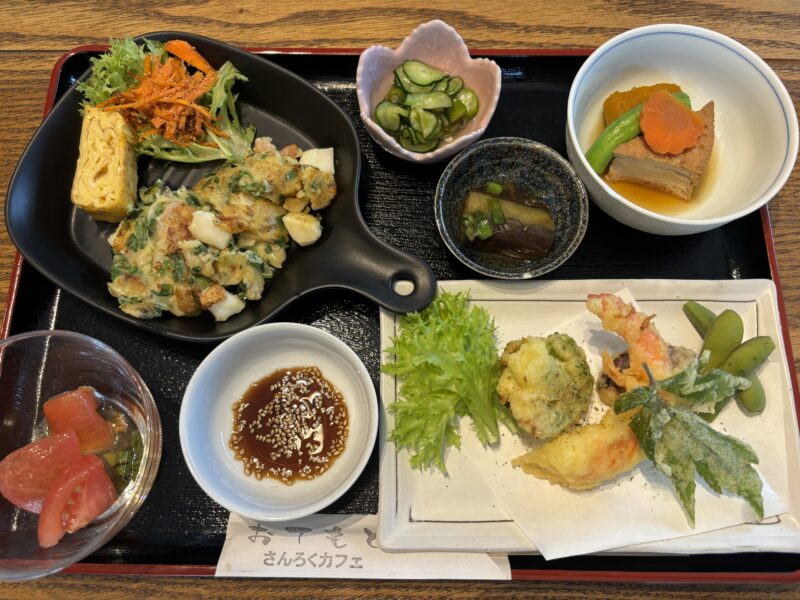 御所市「さんろくカフェ」で提供される色鮮やかな定食。だし巻き卵、野菜の天ぷら、煮物、小鉢、サラダが美しく並んだプレートランチ。