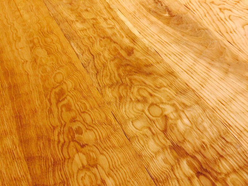 オーク無垢フローリングのスプーンカット加工。彫りの陰影が連続し、床面に立体的な表情が生まれている