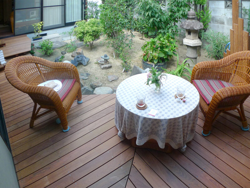 イペ材を使用したウッドデッキ施工事例。高密度で耐久性が高く、屋外使用に適したハードウッド。