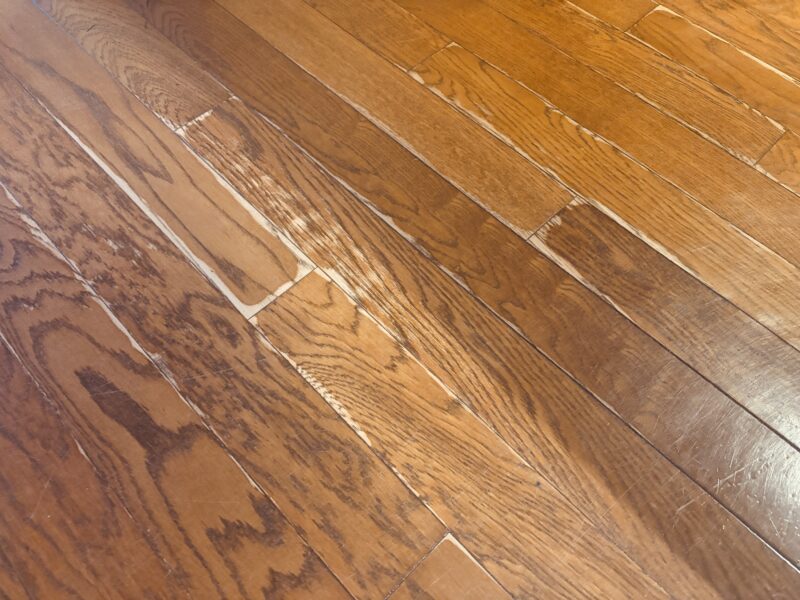 日焼けと摩耗で色ムラが出た合板フローリング。表層が薄く再生研磨が不可能