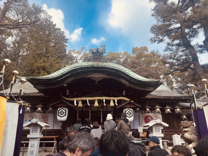 三が日の芦屋神社拝殿と参拝の列、冬の澄んだ空気の中で手を合わせる人々