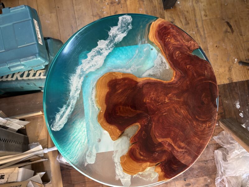 白い波を表現したレジンの質感が分かるラウンドテーブル天板のアップ