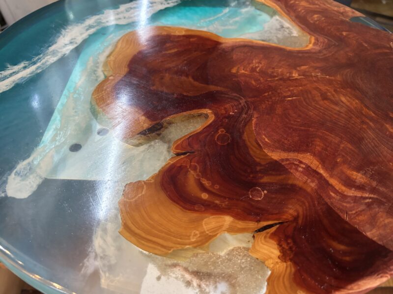 無垢材とブルーのレジンが重なり合う海岸線を表現したレジンテーブル天板