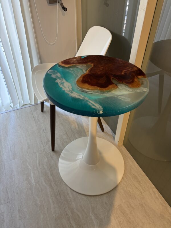 海をモチーフにしたレジンデザインのラウンドテーブルをサロン内に設置した様子