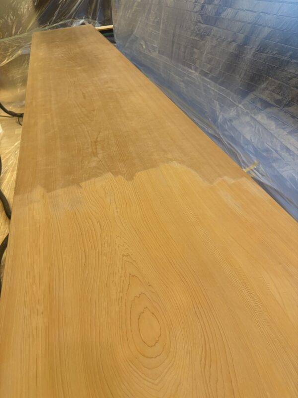 ムクリペ研磨途中のヒノキカウンター。削り進めることで木本来の色味が現れてきている