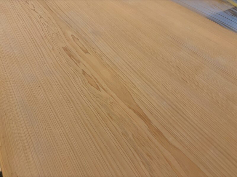 研磨仕上げ後のヒノキカウンター。木目がはっきりと浮かび、自然な艶が出ている