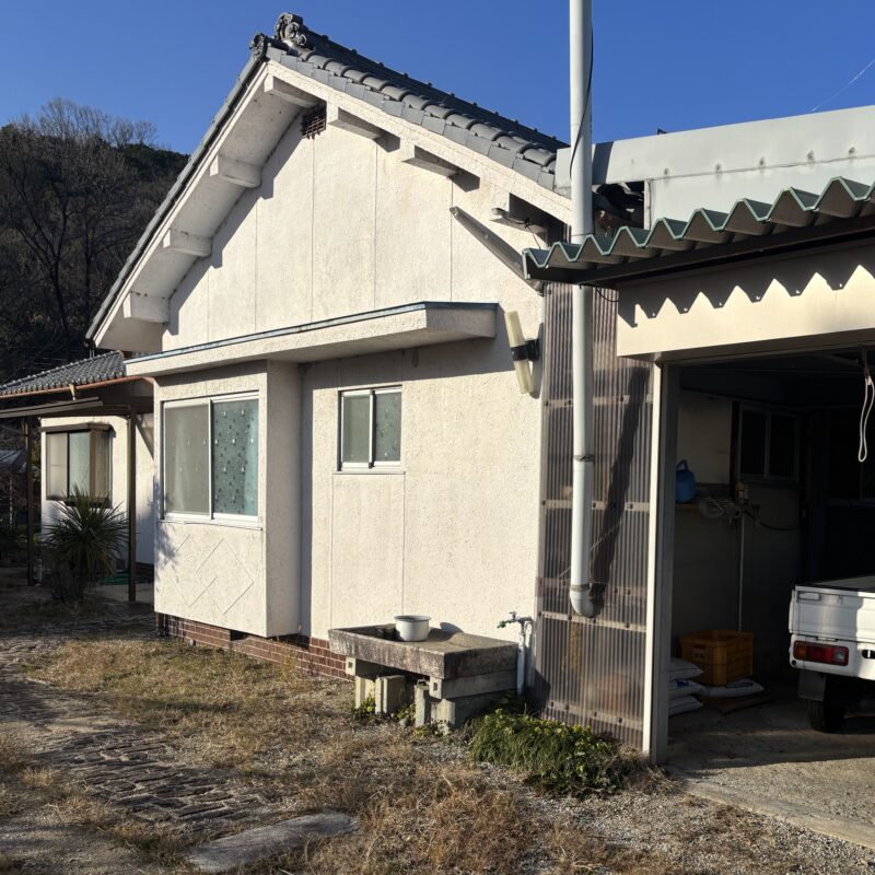 奈良県御所市で借りる予定の平屋建て一戸建て住宅の外観。作業場や土場として使える環境が整っている