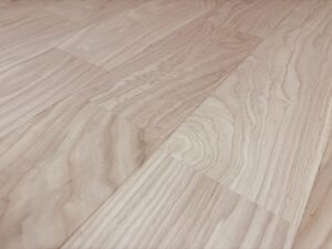 チェスナット(クリ / 栗)無垢フローリングの表面拡大。なめらかな質感と繊細な木目