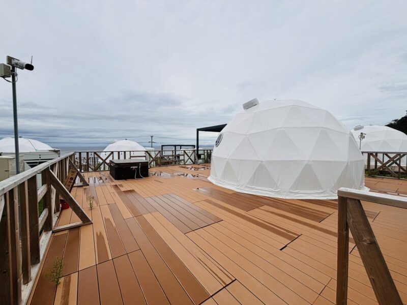 関西の屋外空間に施工された人工木ウッドデッキ。樹脂を含む素材で、腐食やシロアリ被害を抑えやすい床材。