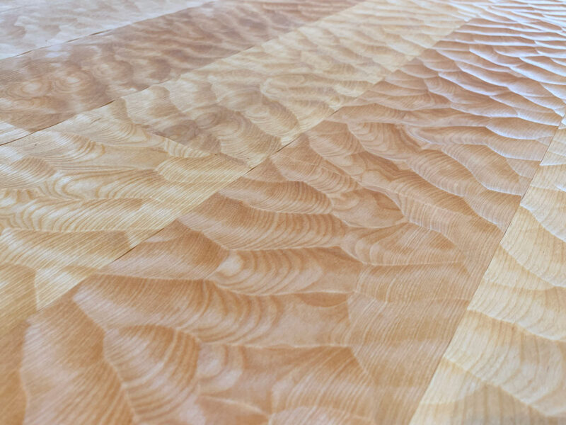 バーチ無垢フローリングのスプーンカット加工。柔らかな色合いの中に穏やかな起伏が広がる床面