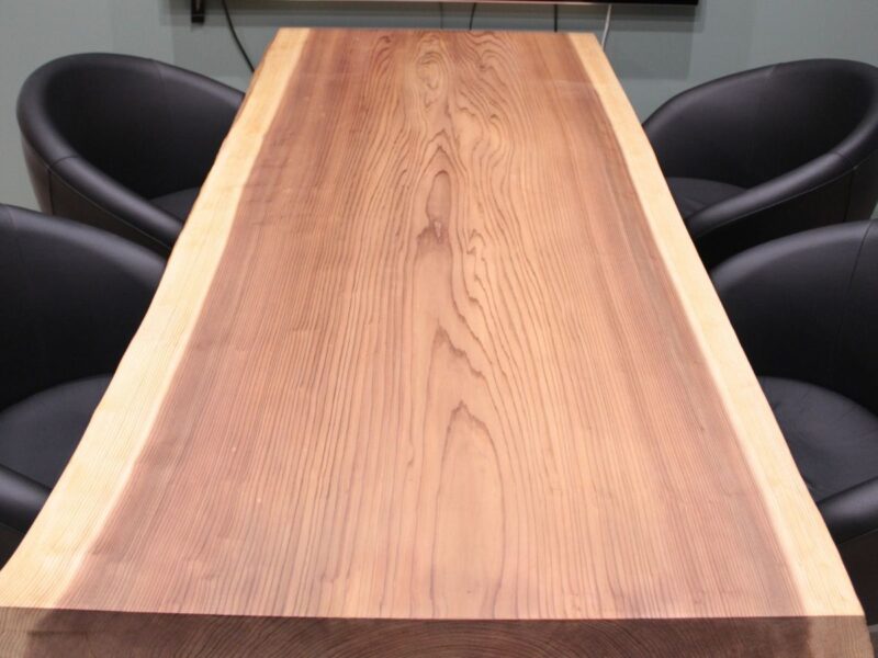 一枚板テーブル天板の正面写真。無垢材特有の木目と自然な色ムラが分かる仕上がり。
