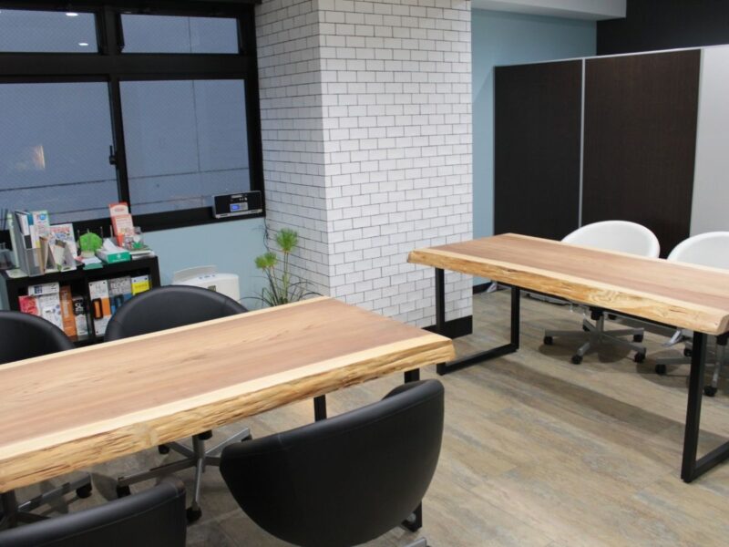 オフィスの打ち合わせスペースに納品した国産材の一枚板テーブル。無垢材の耳付き天板とスチール脚を組み合わせた実例。