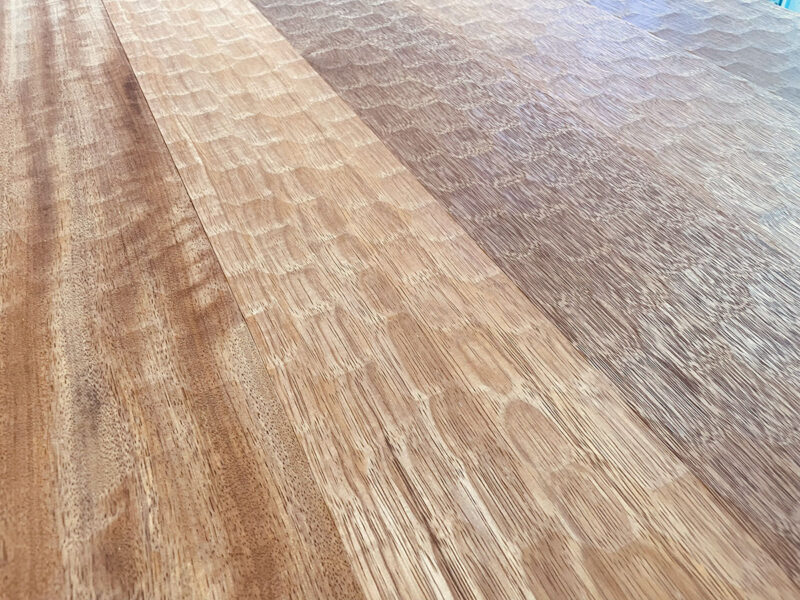 メルバウ無垢フローリングのヘキサゴンカット加工。六角形の彫り模様が連続する個性的な床面