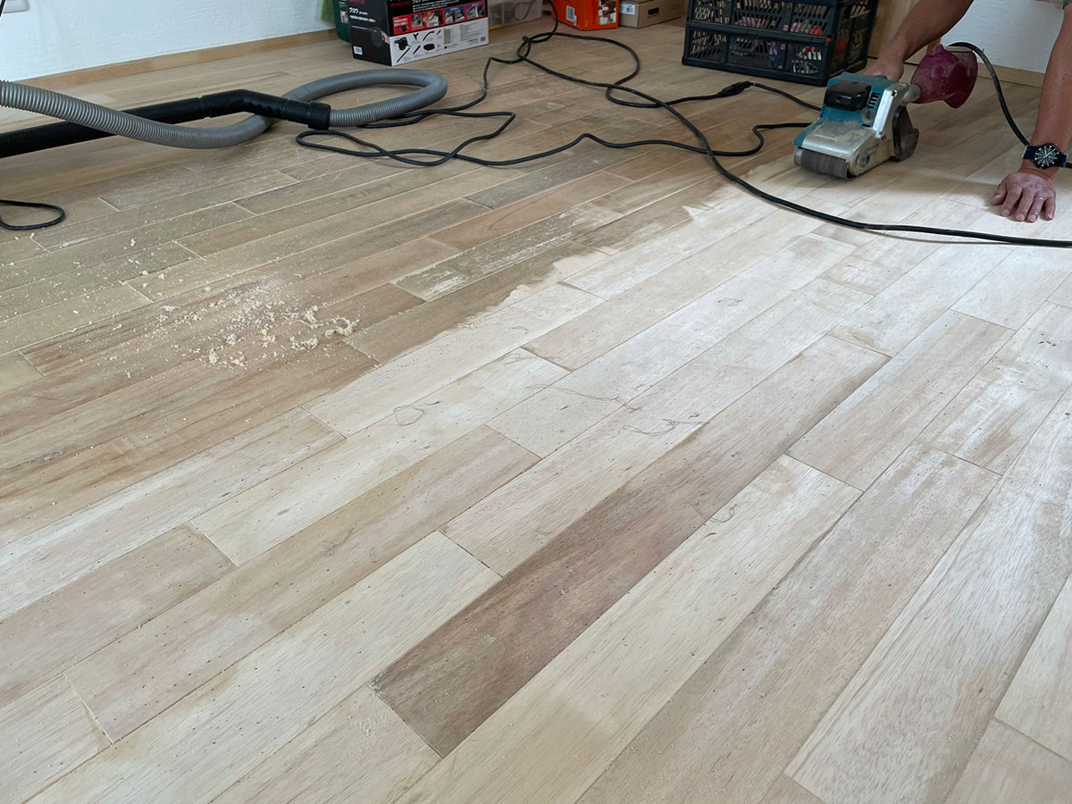 部屋ごとに研磨を進めている無垢フローリング再生工事の様子