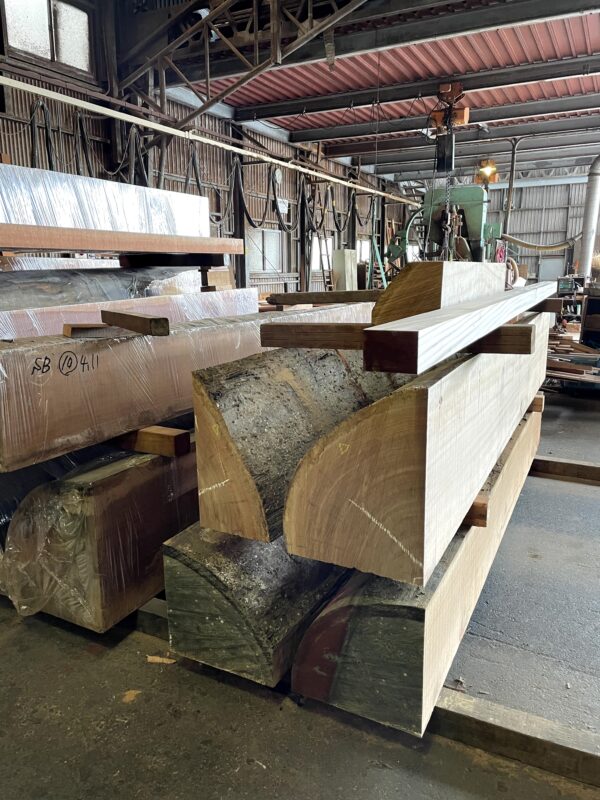 大径木から製材された国産広葉樹の大断面角材と工場内部