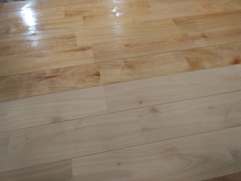 自然塗料が劣化し白っぽく乾燥した無垢フローリングのメンテナンス前の状態