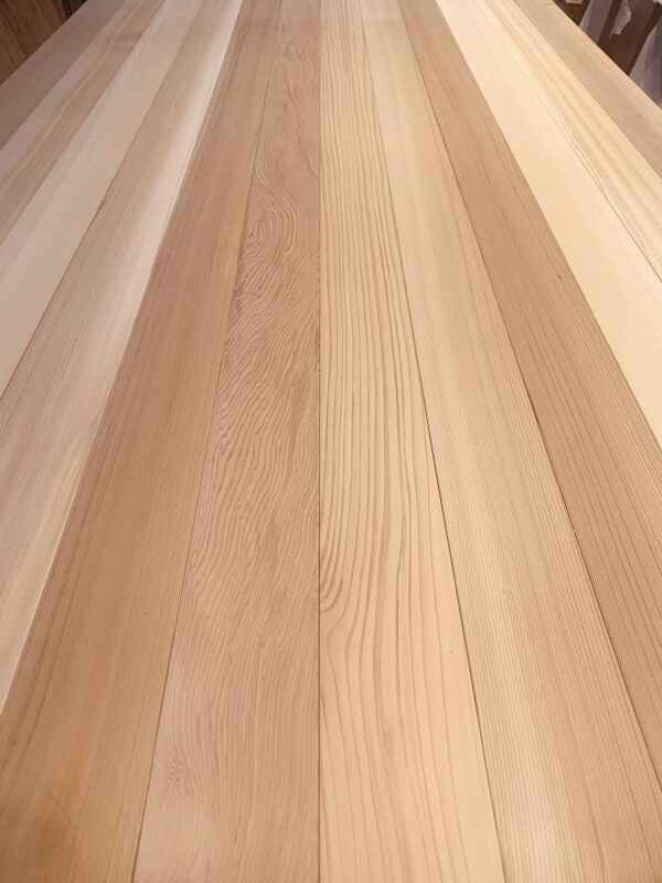 無塗装のレッドシダー羽目板を並べた状態 木肌の色ムラと自然な木目が分かる