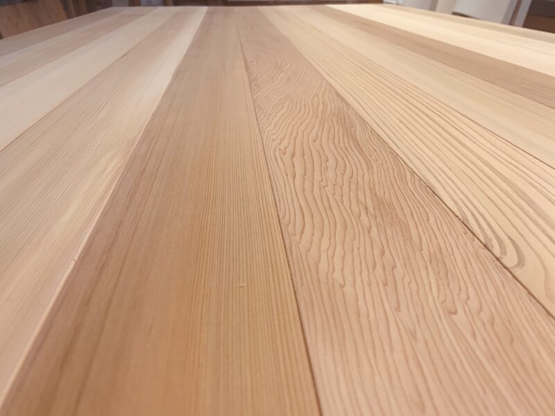 無塗装のレッドシダー羽目板を斜めから撮影 木目の流れと色の違いが確認できる