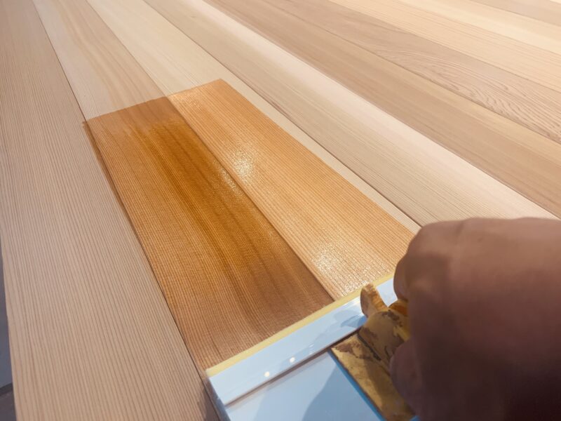 レッドシダー羽目板にリボス アルドボスを刷毛で塗装している途中の様子