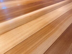 アルドボス塗装後のレッドシダー羽目板を斜めから撮影 落ち着いた色合いと質感が分かる