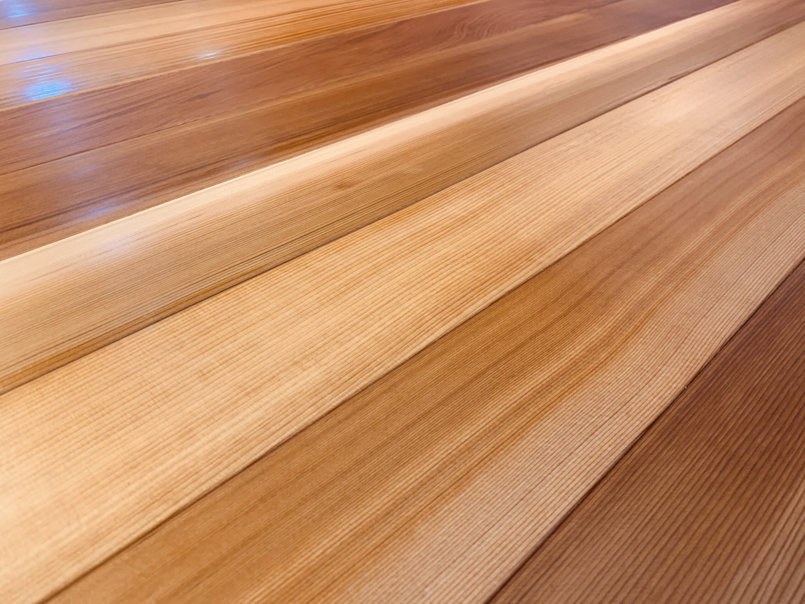 アルドボス塗装後のレッドシダー羽目板を斜めから撮影 落ち着いた色合いと質感が分かる