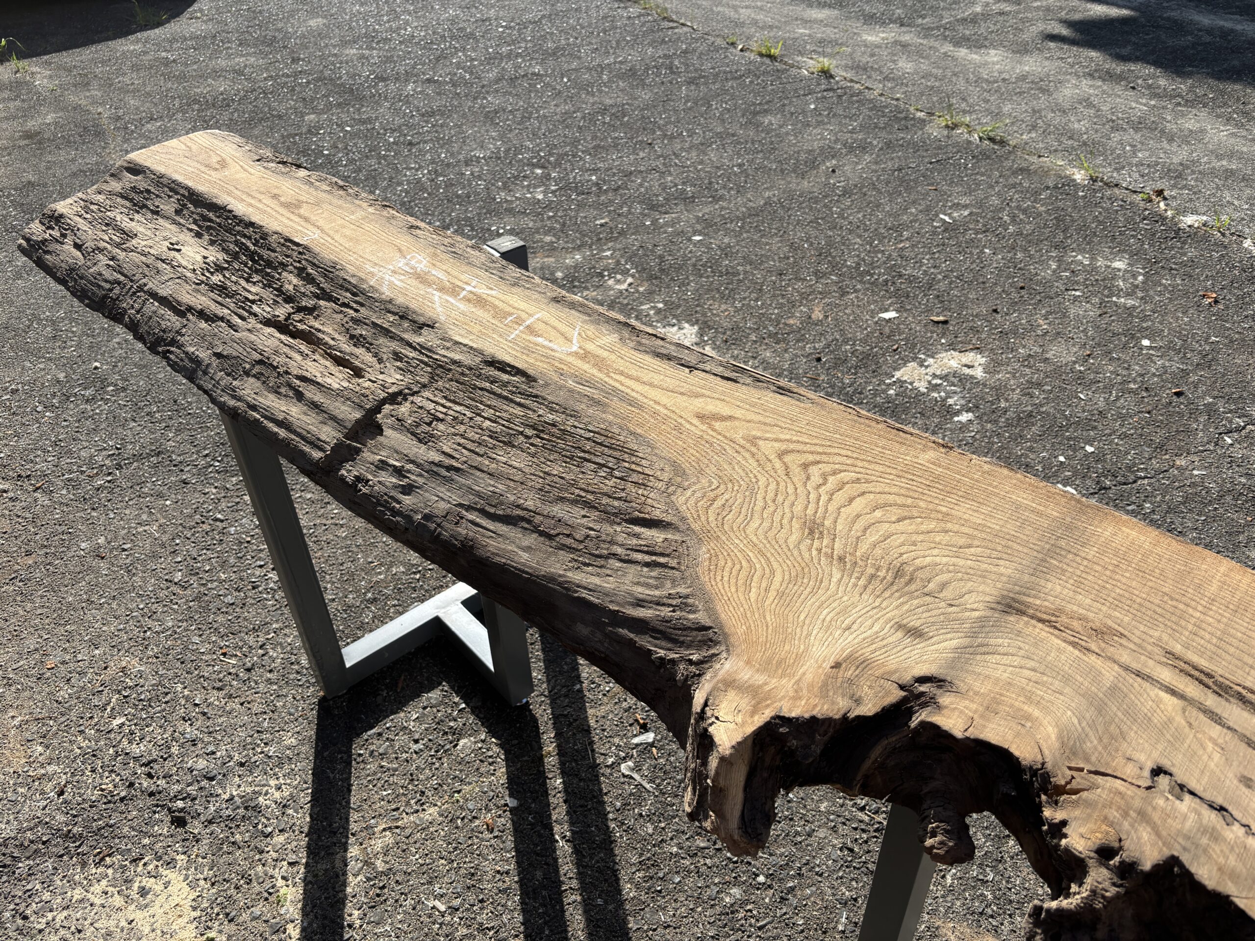 神代ニレ一枚板素材を俯瞰で撮影 レジンテーブル素材としての全体バランスが分かる