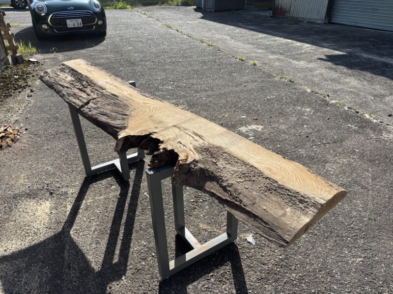 神代ニレ一枚板の風化部分と健全部の境界 自然なコントラストが見える