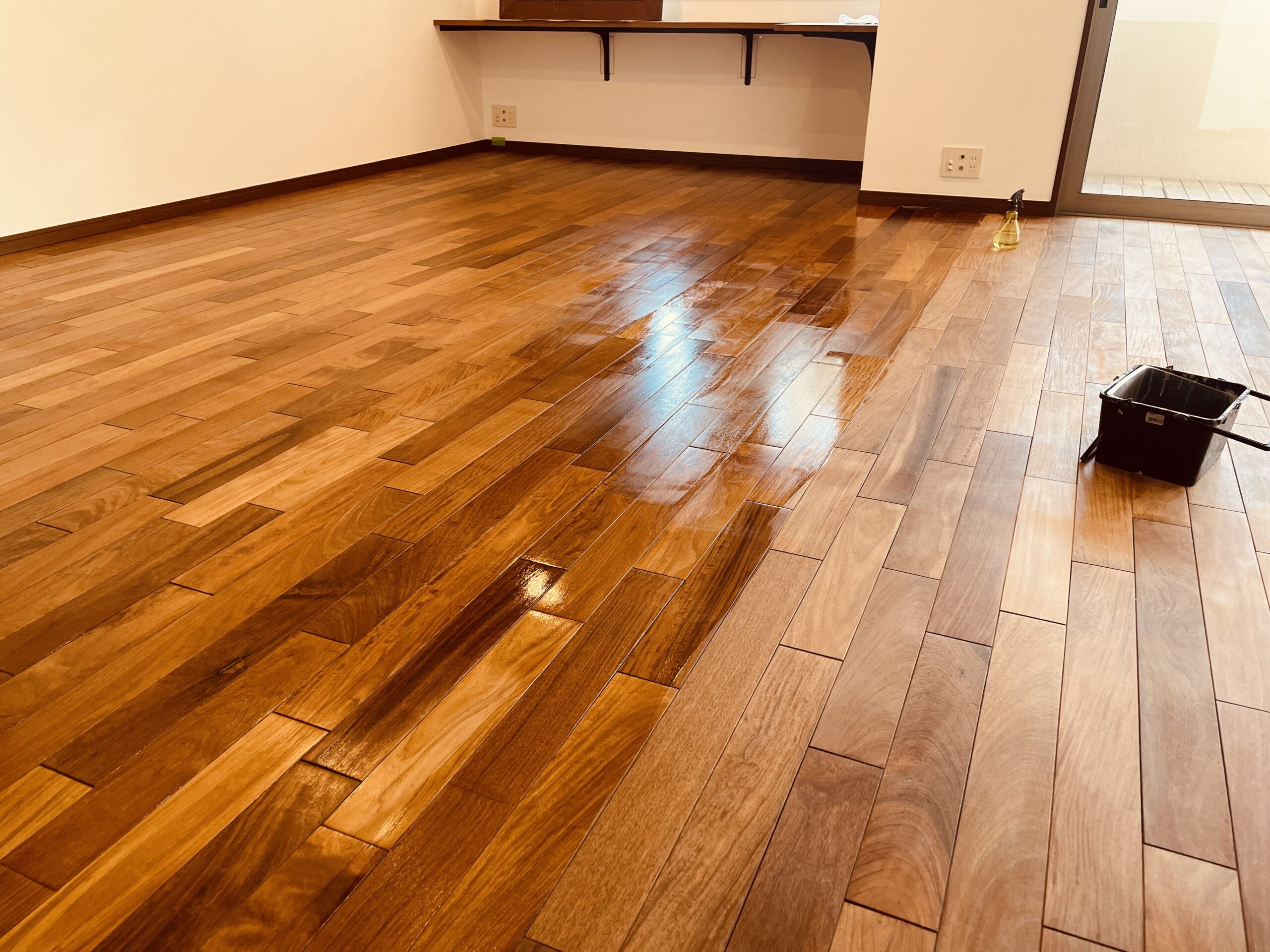 無垢フローリングの再塗装ビフォーアフター比較|左側が塗装済みで右側が未施工部分