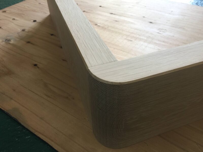 無垢材で製作した玄関框のR加工部分の曲面仕上げ