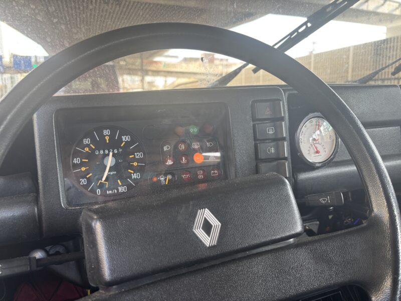 ルノー4GTLのシンプルなメーターとハンドルまわりの内装