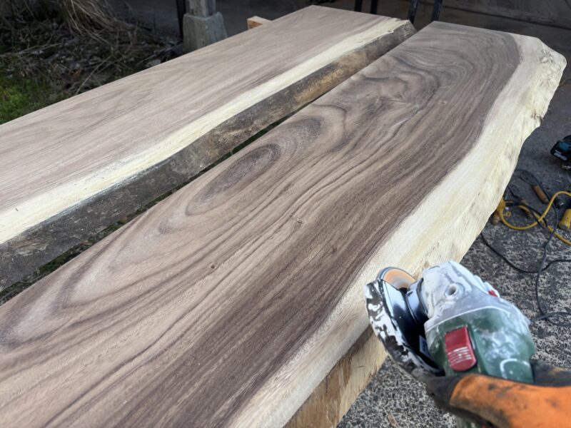 モンキーポッドの耳部分をグラインダーで整え、自然なラインに仕上げている作業風景