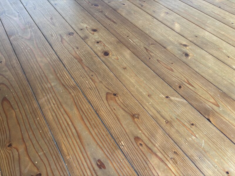 長年使用された杉の無垢フローリングの研磨前の状態。表面に黒ずみや汚れ、経年変化が見られる