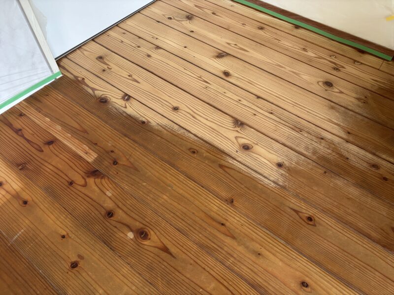 杉無垢フローリングを研磨途中の様子。研磨前と研磨後の色の違いがはっきり分かる