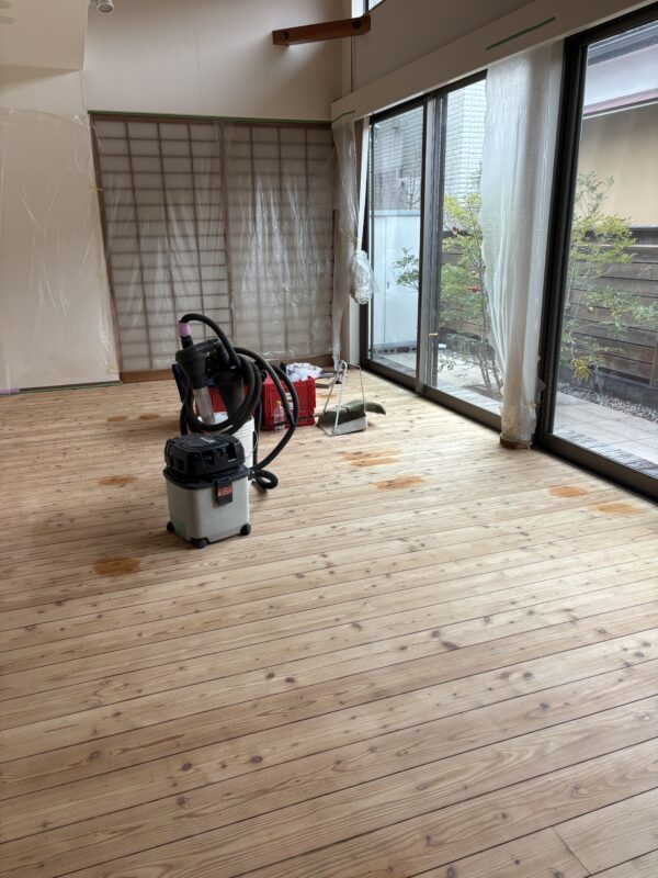 研磨後の杉無垢フローリング。表面が均一になり、木目がはっきりと現れている