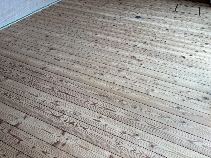 研磨後の杉無垢フローリングを別角度から撮影。自然光が当たる床面