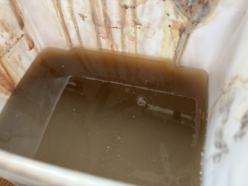 自然塗料「春風」クリアの中身。缶の中ではグレーがかった色味をしている塗料の状態。