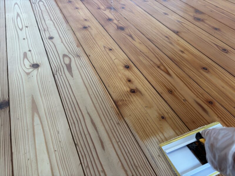 杉無垢フローリングに自然塗料 春風を塗装している作業風景