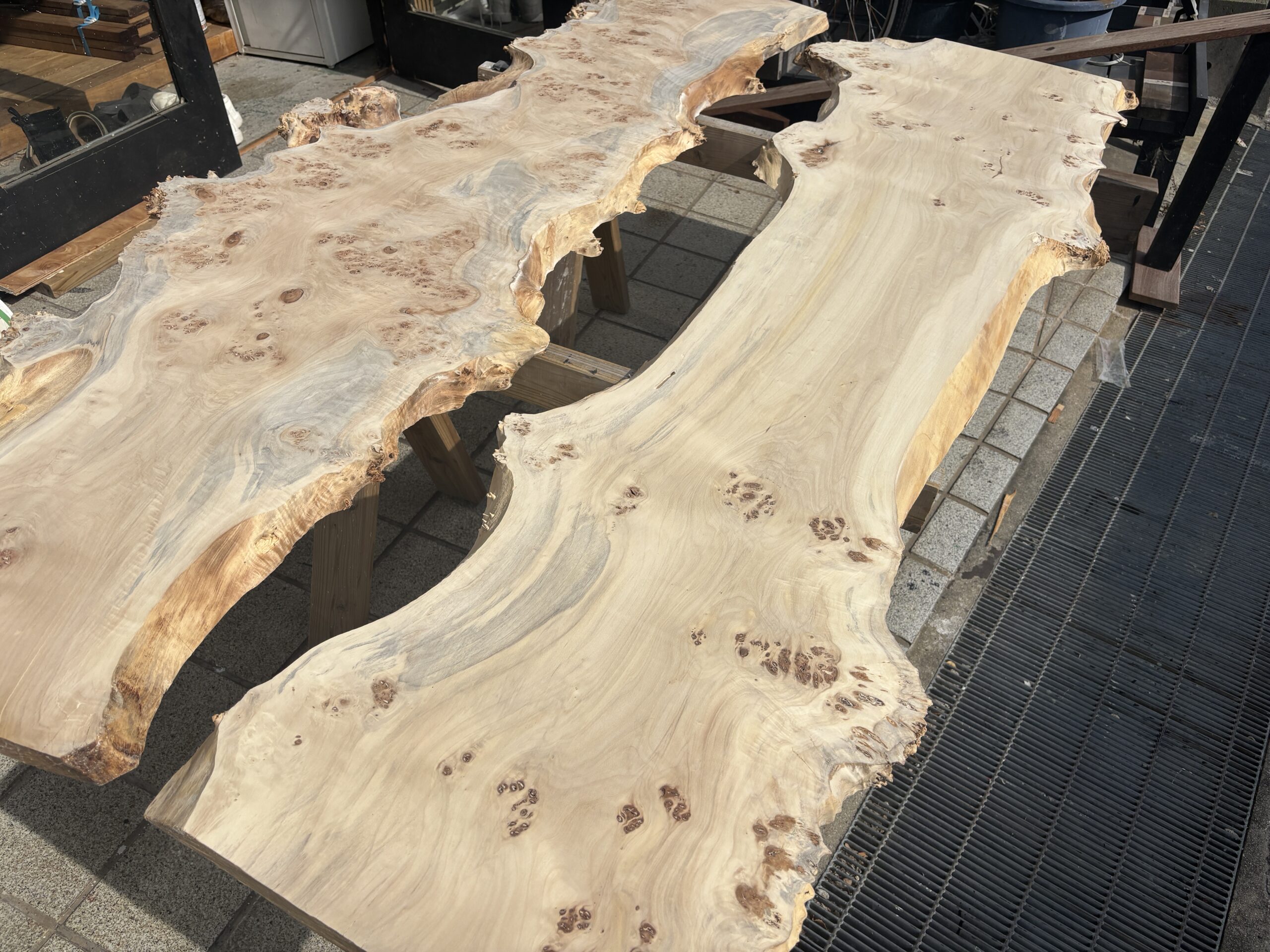 中央に空間が生まれるよう配置されたポプラ一枚板の構成イメージ