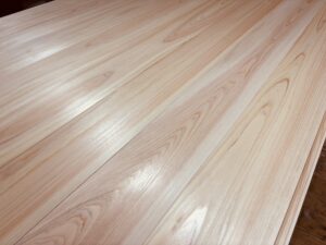 奈良県産吉野ヒノキ無節フローリングの板目と木目の流れが分かる施工後の床面。