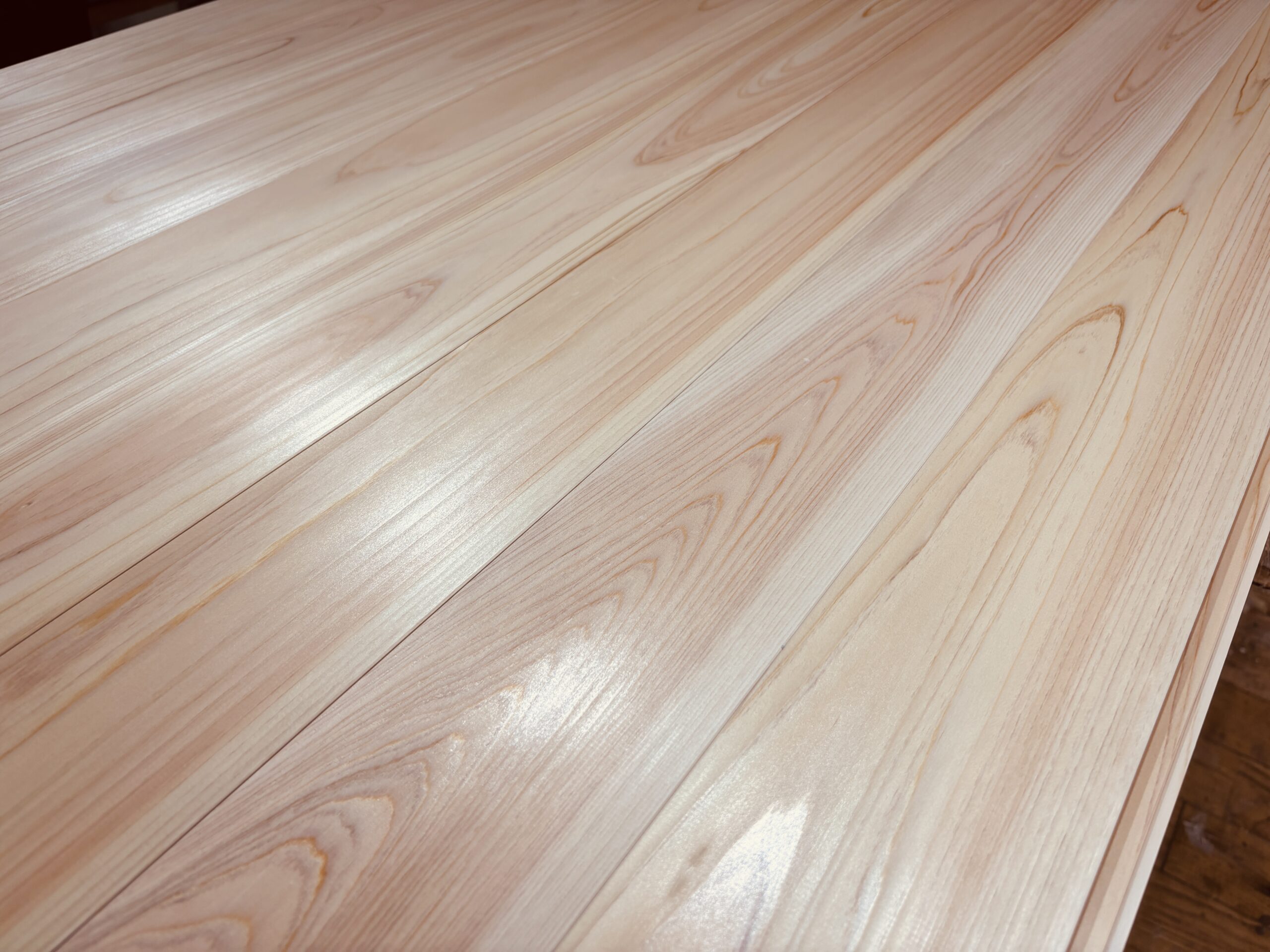 奈良県産吉野ヒノキ無節フローリングの板目と木目の流れが分かる施工後の床面。