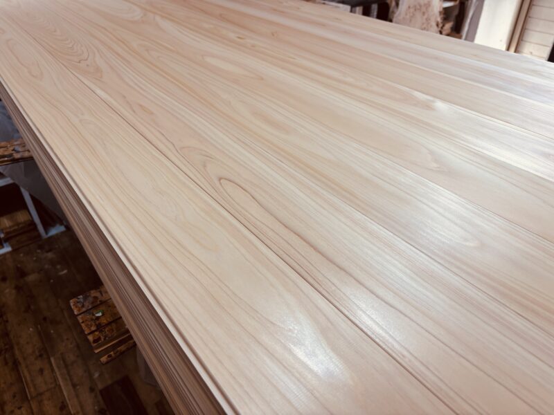 奈良県産吉野ヒノキ無節フローリングの全体施工イメージ。明るい空間に自然な艶が広がる。