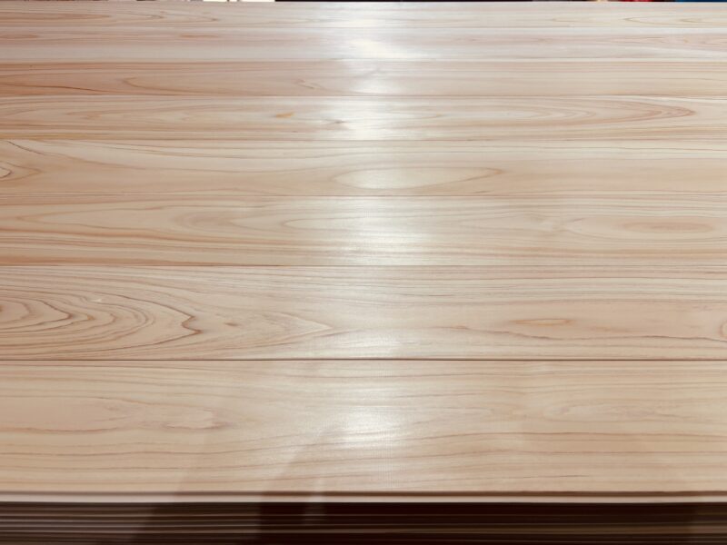 奈良県産吉野ヒノキ無節無塗装フローリングの表面アップ。自然光を受けてしっとりと艶が出ている様子。