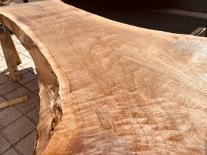 ブラックウォルナット一枚板の耳付き側面と自然な曲線