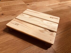 島根県産ヒノキ無垢すのこ203×230mmの小型木製台・丁寧な面取り加工仕上げ