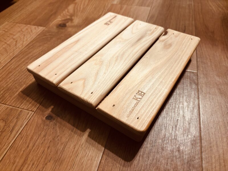 島根県産ヒノキ無垢すのこ焼印入り・丁寧な面取りと厚み34mm構造