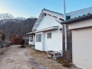 御所市の山あいに建つ古民家の外観と庭スペース